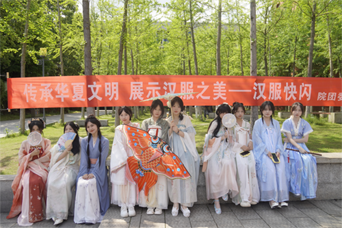 院團(tuán)委舉辦“傳承華夏文明·展示漢服之美”漢服快閃活動(dòng)