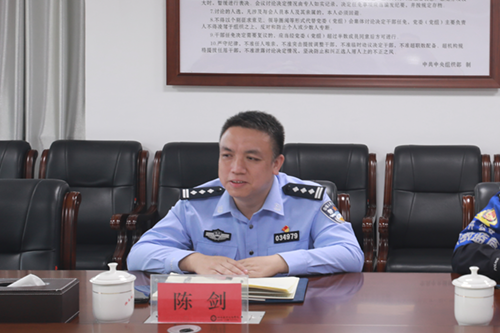 學(xué)院聘請市公安局經(jīng)開分局 黨委副書記、副局長陳劍同志擔(dān)任法治副校長