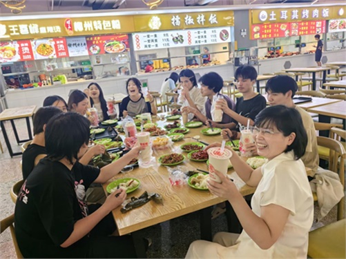 建筑裝飾系黨支部黨員端午節(jié)暖心慰問(wèn)留校學(xué)生
