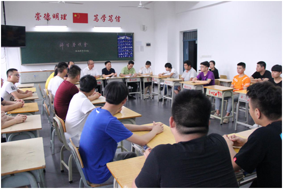 黨委書記張格林深入班級走訪  推進黨委委員聯系班級制度開展
