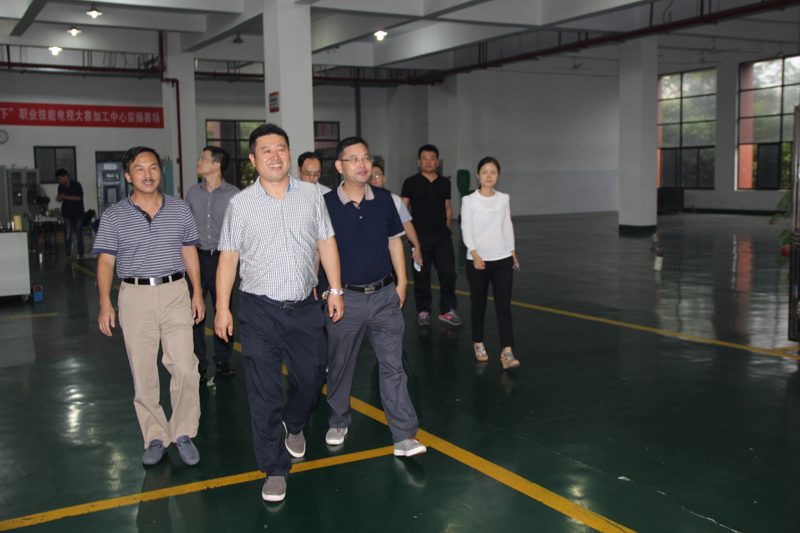 市文明辦歐陽元初主任一行到我院視察指導文明單位創(chuàng)建工作