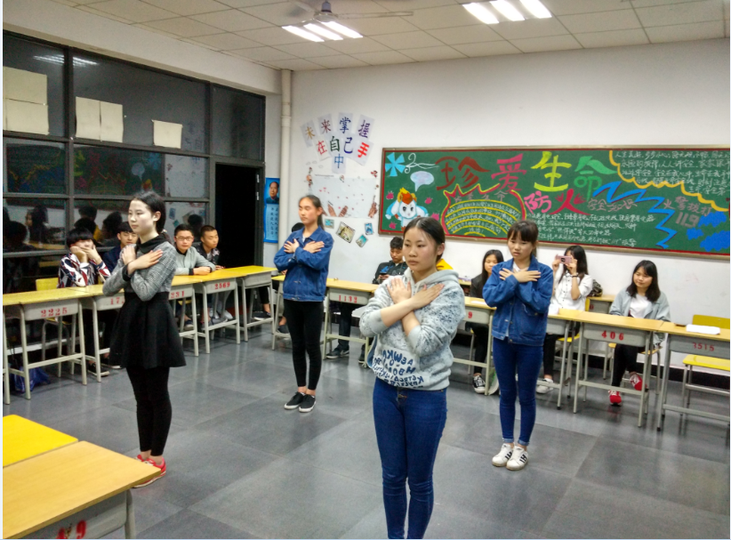 電商高1501班“感恩生活，感動(dòng)你我”主題班會(huì)活動(dòng)總結(jié)